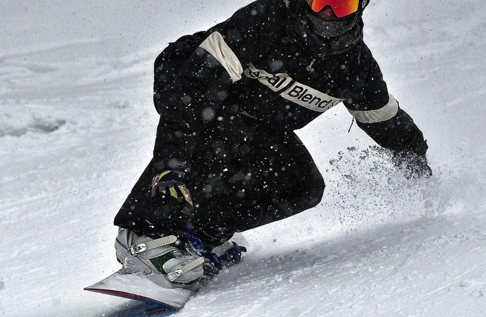 person snowboarding in black jacket